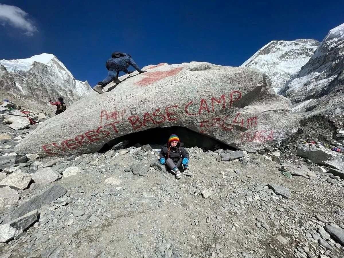 Zweijähriges britisches Baby erreicht als jüngstes Kind der Geschichte das Everest Base Camp (Foto)